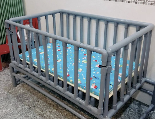 Làm cũi cho bé từ ống nhựa