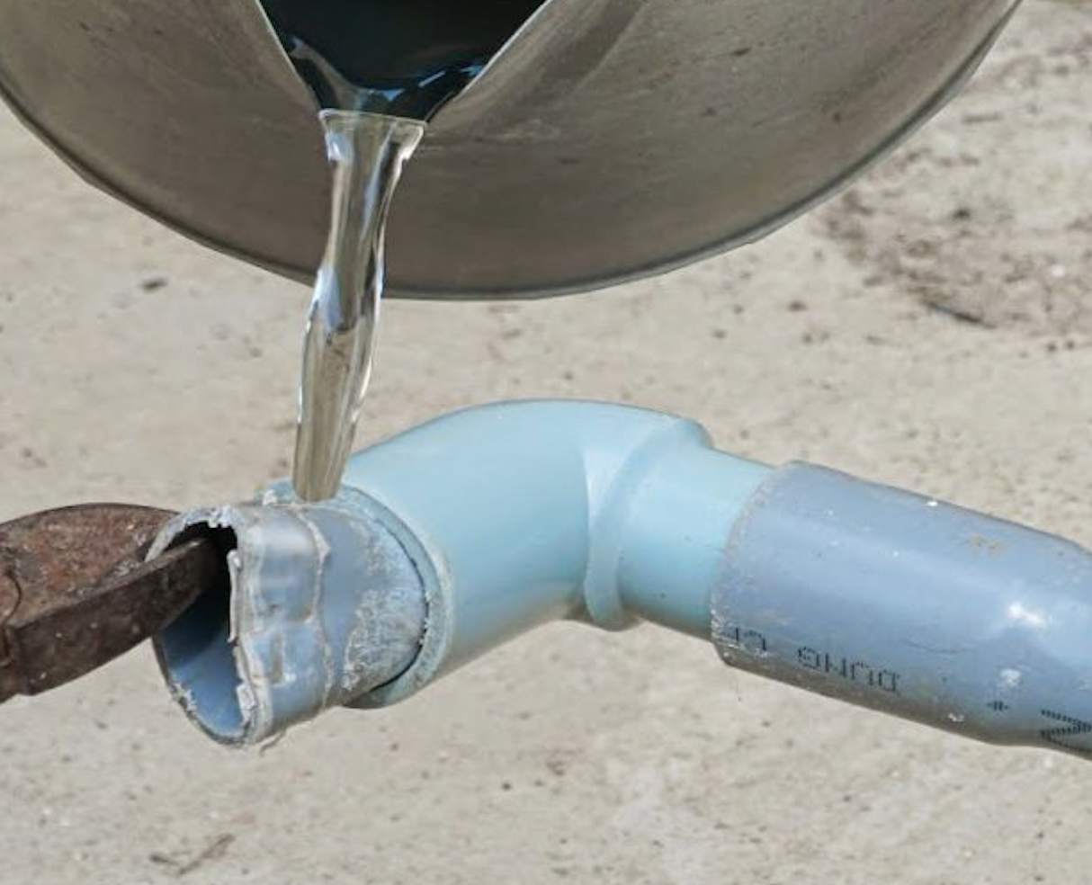 Tháo ống PVC-U đã dán keo bằng nước nóng