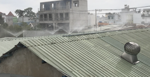 Hệ thống làm mát mái tôn bằng nước là gì?
